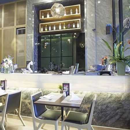 V Residence Serviced Apartment Bangkok Buitenkant foto