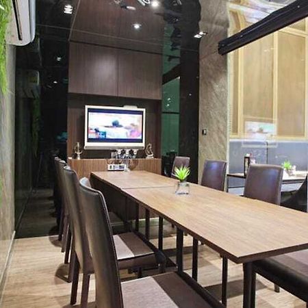 V Residence Serviced Apartment Bangkok Buitenkant foto