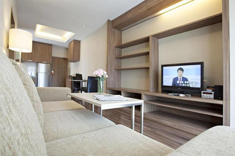 V Residence Serviced Apartment Bangkok Buitenkant foto