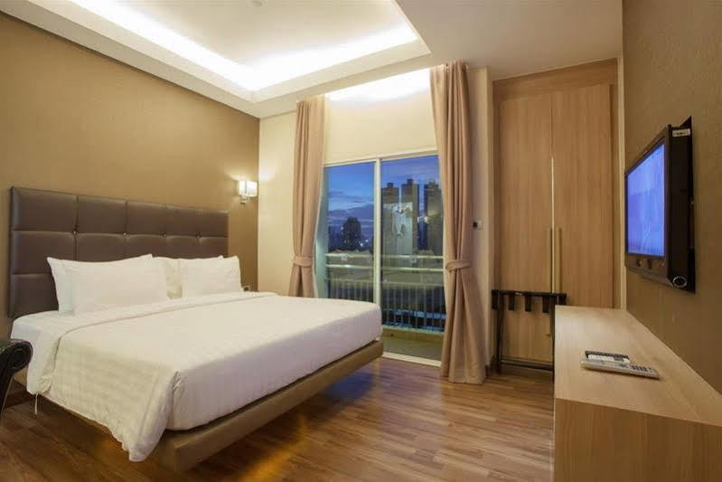 V Residence Serviced Apartment Bangkok Buitenkant foto