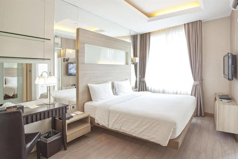 V Residence Serviced Apartment Bangkok Buitenkant foto