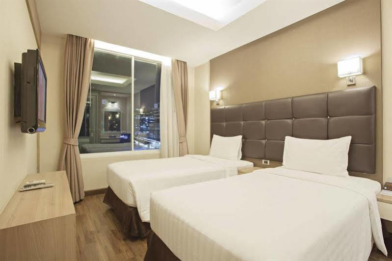 V Residence Serviced Apartment Bangkok Buitenkant foto