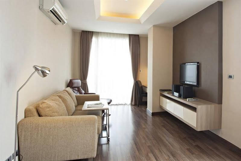 V Residence Serviced Apartment Bangkok Buitenkant foto