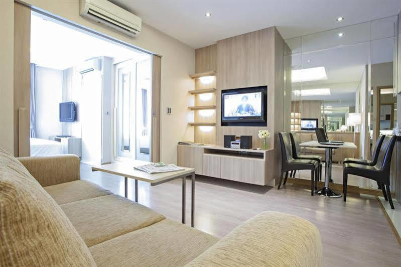 V Residence Serviced Apartment Bangkok Buitenkant foto