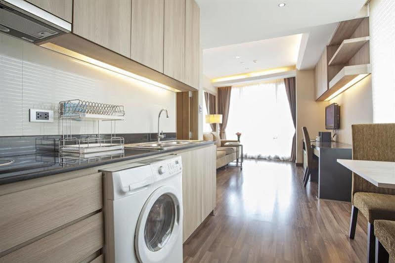 V Residence Serviced Apartment Bangkok Buitenkant foto
