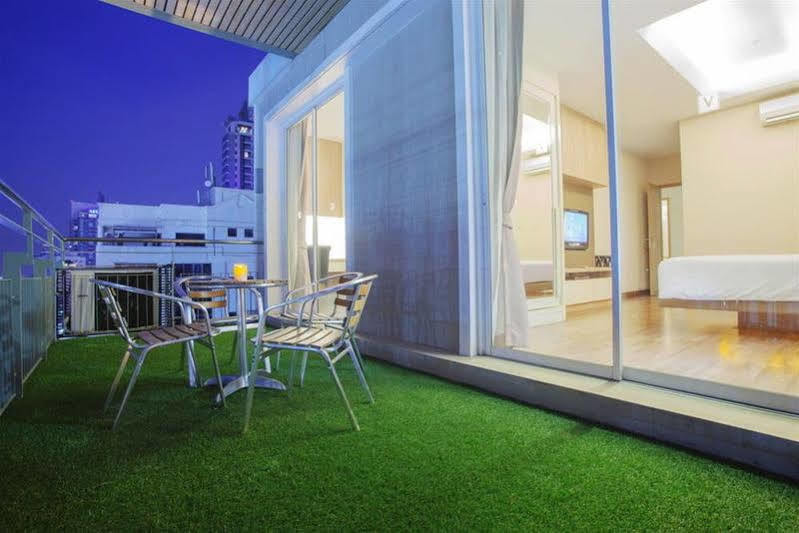V Residence Serviced Apartment Bangkok Buitenkant foto