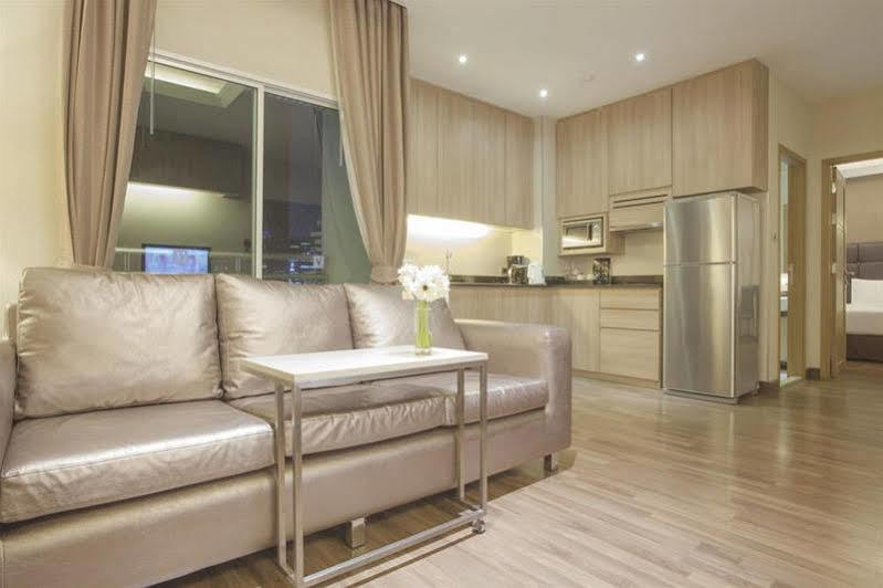 V Residence Serviced Apartment Bangkok Buitenkant foto