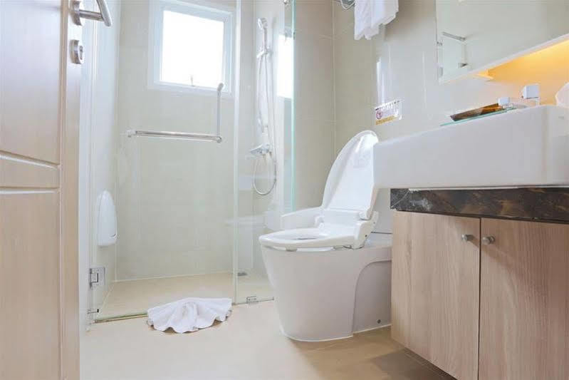V Residence Serviced Apartment Bangkok Buitenkant foto