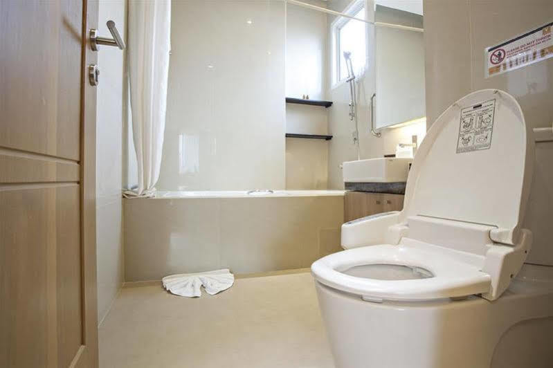 V Residence Serviced Apartment Bangkok Buitenkant foto