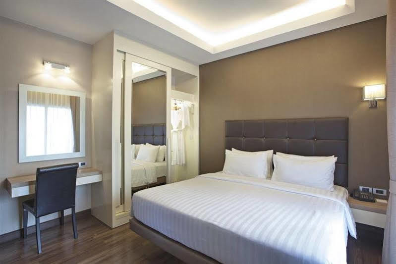 V Residence Serviced Apartment Bangkok Buitenkant foto