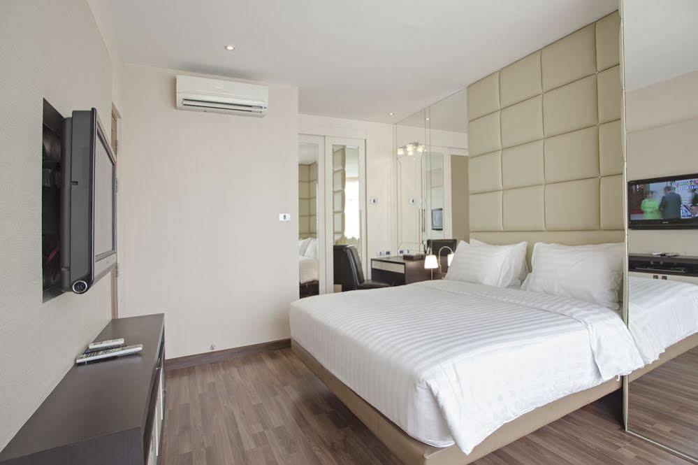 V Residence Serviced Apartment Bangkok Buitenkant foto